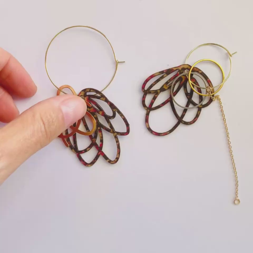 Boucles d'oreilles dépareillées Jane & Tarzan — liège ajouré léopard bordeaux et nœud doré sur créoles, chainette pendante, Matcha Bijoux