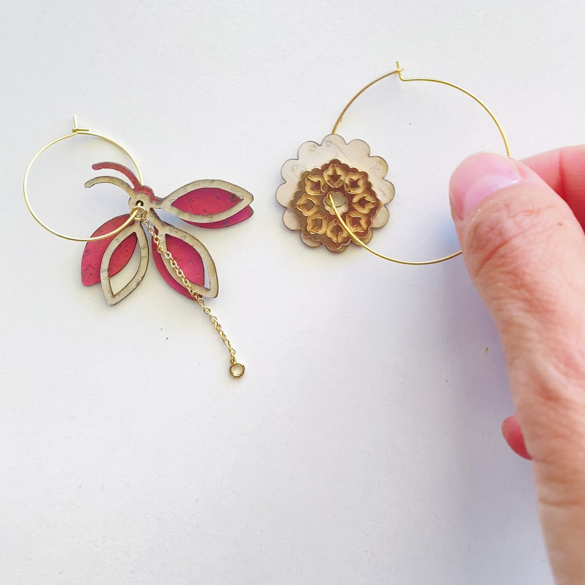 Boucles d'oreilles dépareillées pendantes Edith & Marcel kit Essentiel portées — branche liège rose et rosace florale beige asymétriques interchangeables Matcha Bijoux