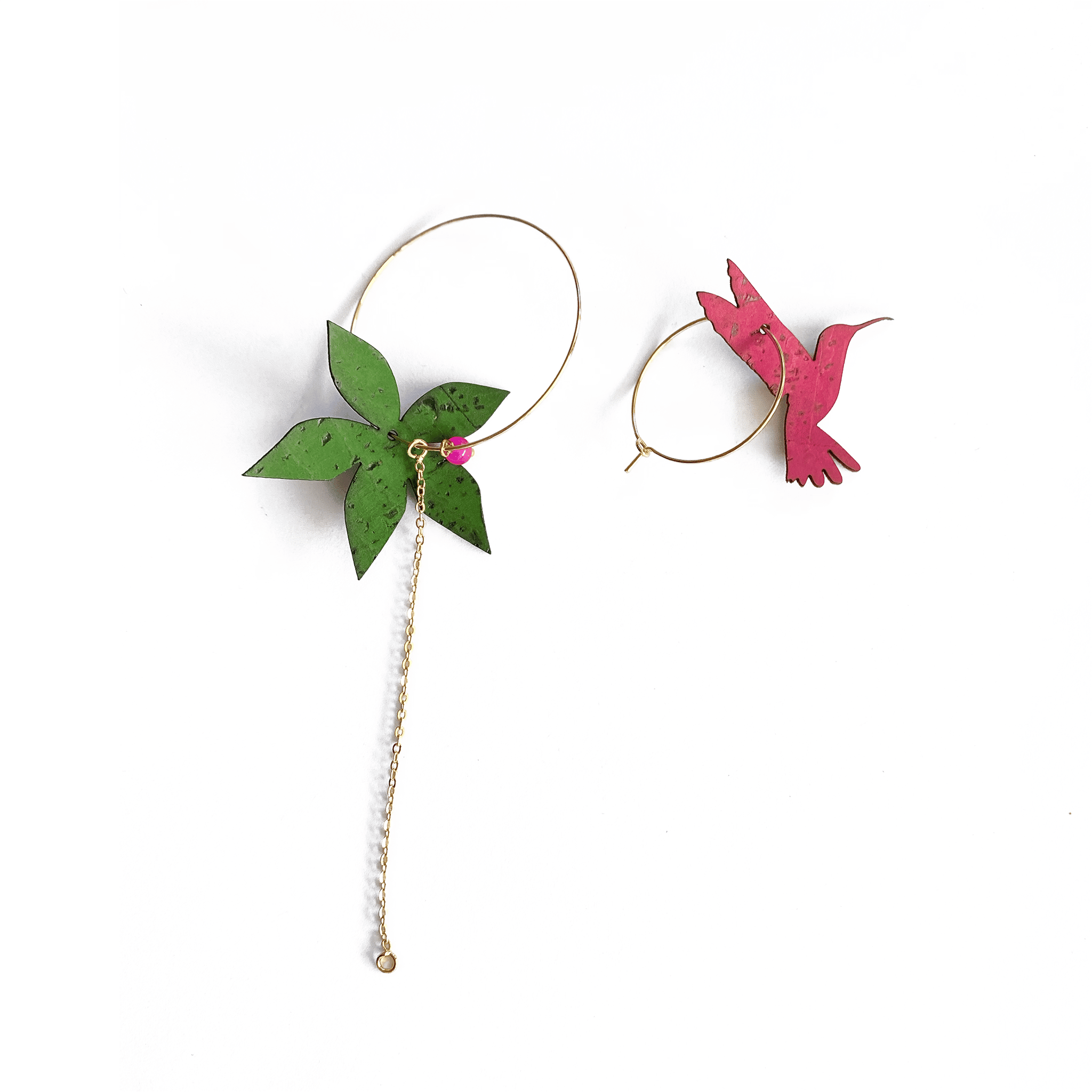 Boucles d'oreilles dépareillées Shiva & Vandana : grande créole dorée feuilles vertes et chainette, mini créole colibri rose fuchsia, bijou nature rock artisanal fait en France.
