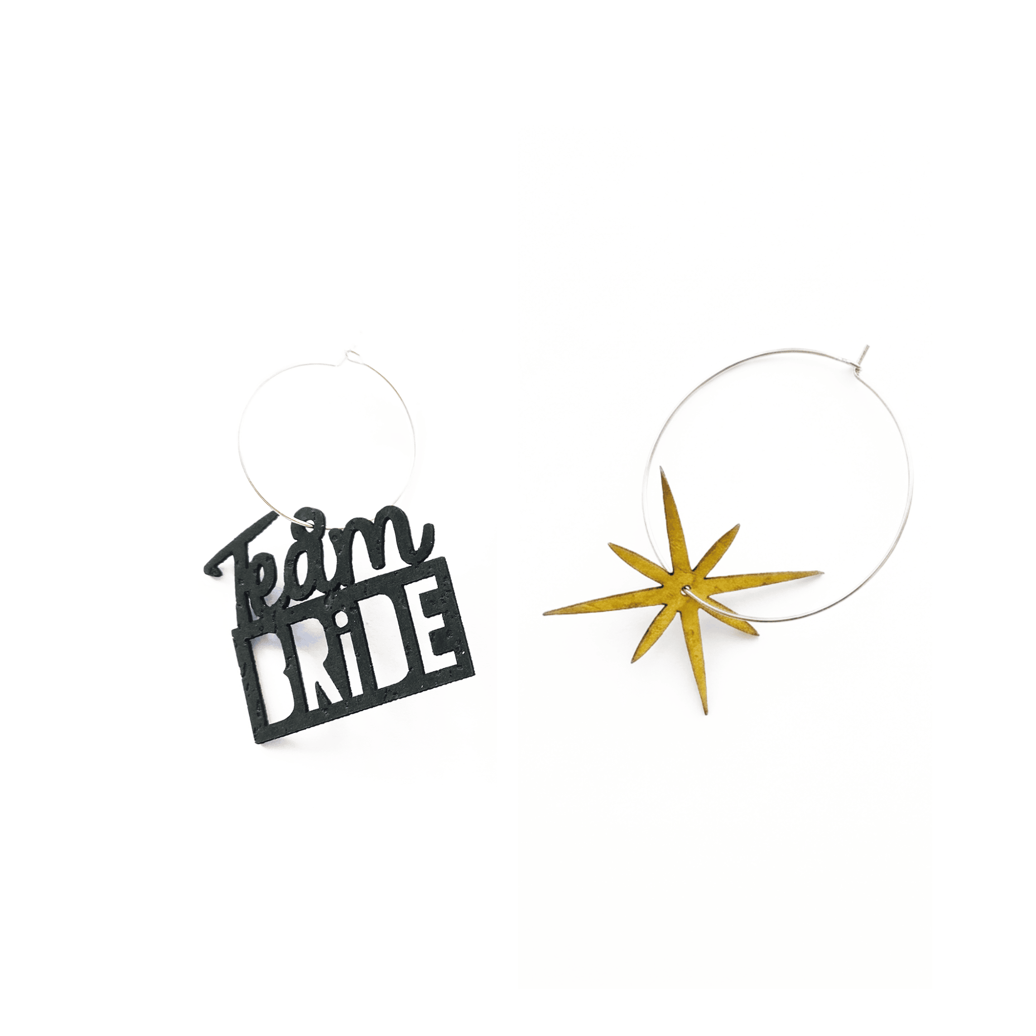 Boucles d'oreilles dépareillées Team Bride Essentiel : créole argentée charm texte noir et étoile dorée, bijou EVJF invitée artisanal rock fait en France.
