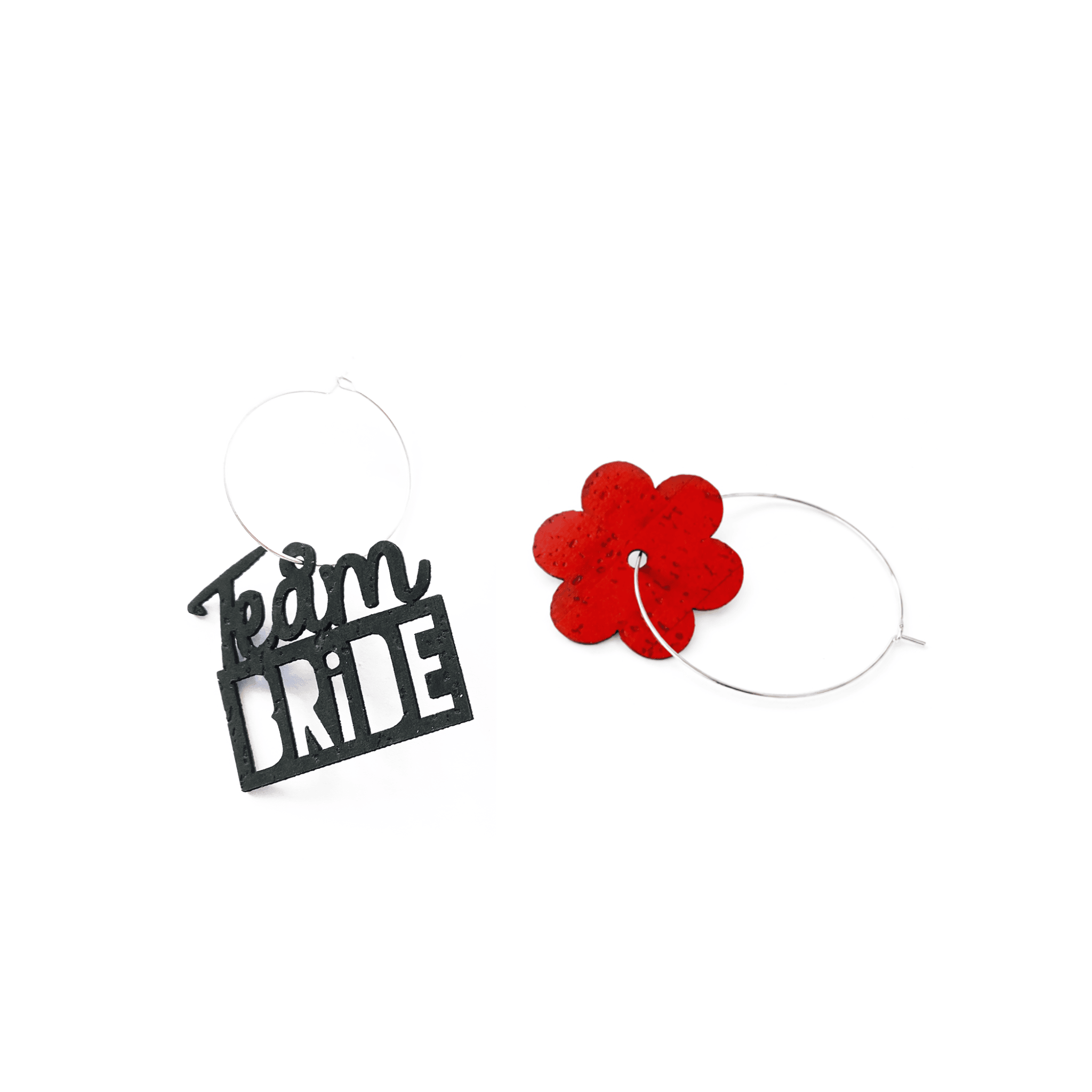 Boucles d'oreilles dépareillées Team Bride Essentiel : créole argentée charm texte noir et fleur rouge, bijou EVJF invitée artisanal rock fait en France.