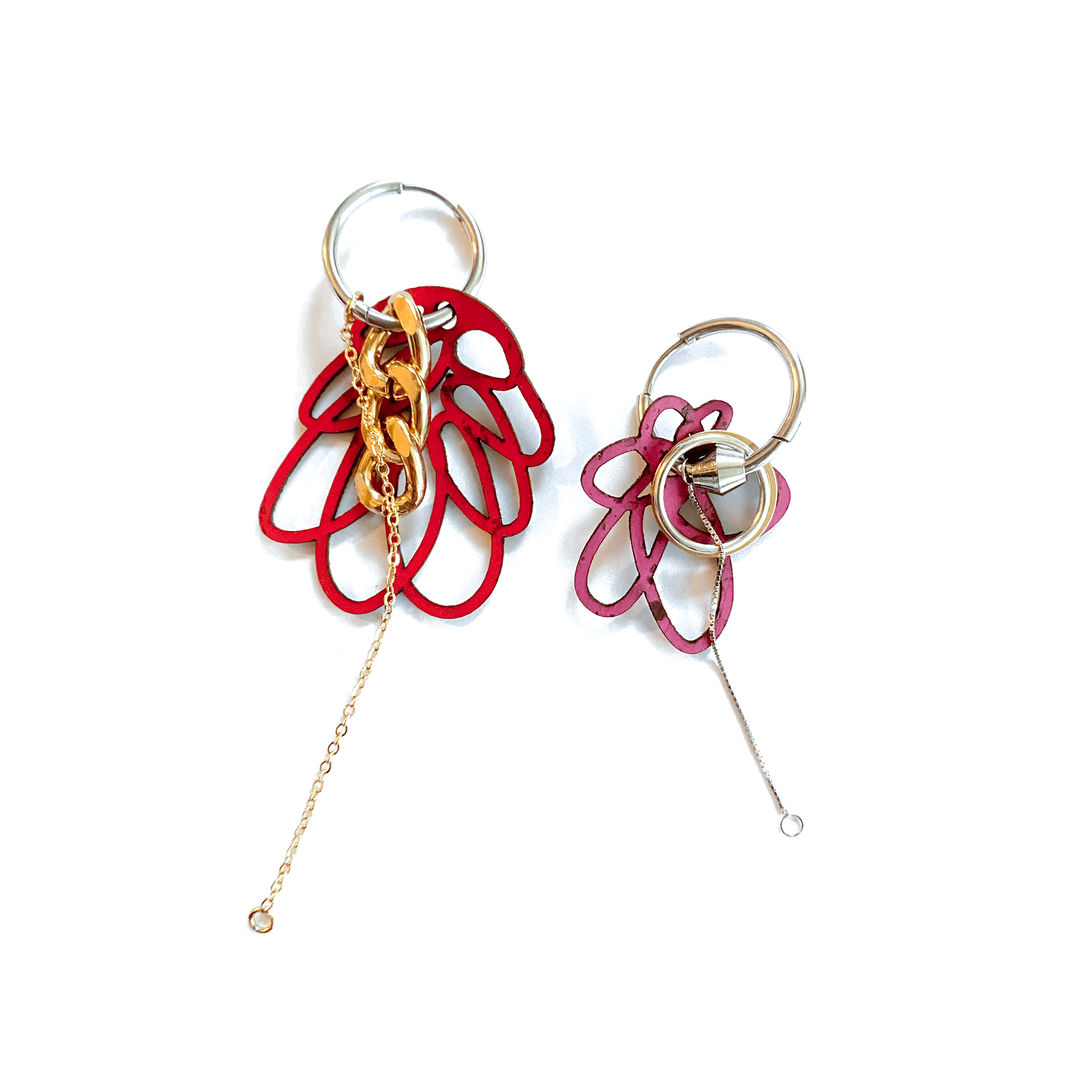 Boucles d'oreilles dépareillées Vanessa & Ben édition Pink : grande créole liège rouge fleur et chainette dorée, mini créole liège rose, bijou rock artisanal fait en France.